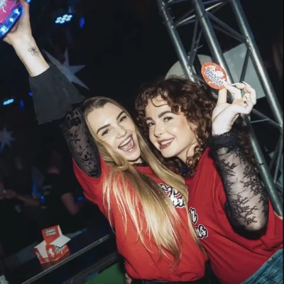 Tukker Schnaps promodames op zomerfeesten in Twente