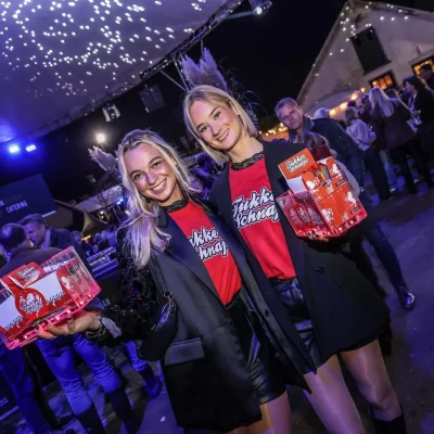 Tukker Schnaps promodames op zomerfeesten in Twente